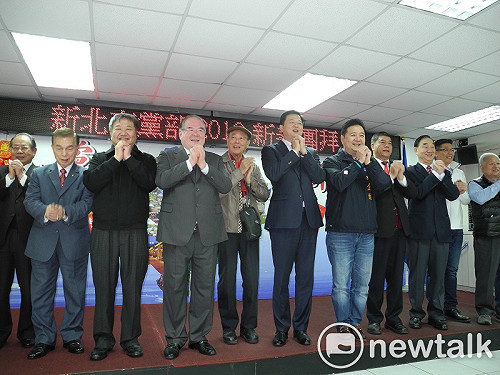 國民黨新北團拜 周錫瑋送豆沙包諷侯友宜