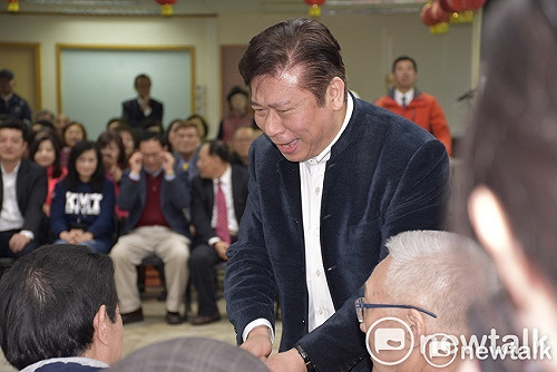 被指「害蟲」遭拔官　張顯耀主動與馬英九握手