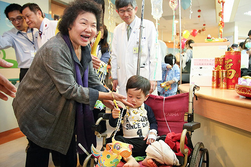 醫院發提燈探病童 歡笑聲力抗病魔