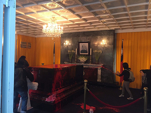 慈湖陵寢潑紅漆 青年獨派籲當局徹底去蔣化（影）