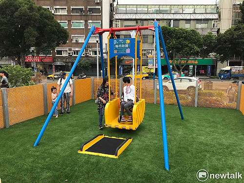 坐輪椅的小朋友也可以盪鞦韆！舞蝶大型共融遊戲場今啟用