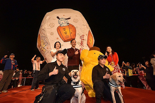 平溪天燈節祝福升空 朱立倫寫下「旺來福來」