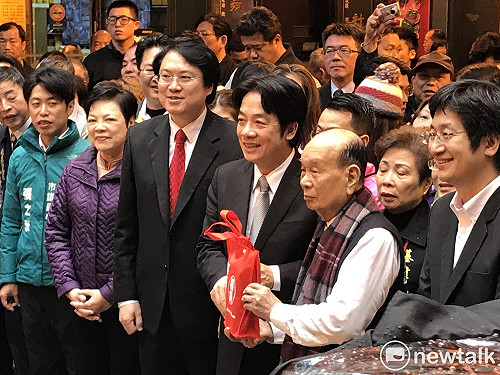 賴清德赴基隆慶安宮參拜 與主委阿舅相見歡