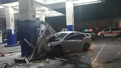 屏東枋山汽車衝撞加油站  2傷