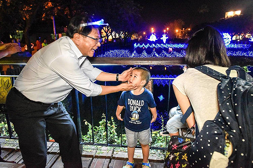 屏東暗暝星光健走 綵燈節人潮尬燈海