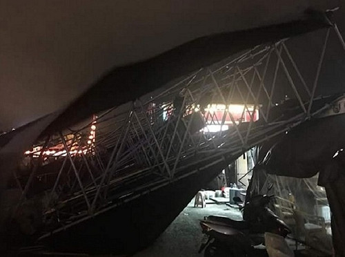 風太大！花蓮太平洋燈會舞台燈架倒塌