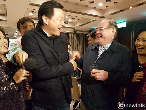 昔轟不平！周錫瑋高歌問李乾龍：何時會愛我？