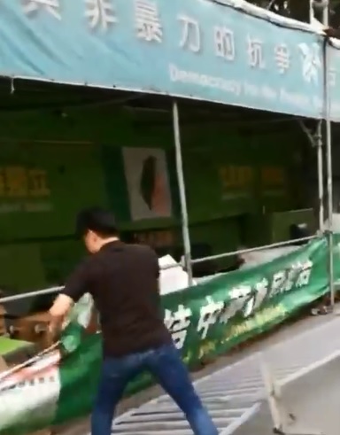 統派報復！公投盟帳篷區遭潑漆毀損 警帶回 4人