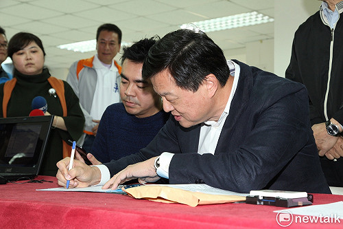 趕最後一天完成初選登記 周錫瑋:一定讓新北贏台北