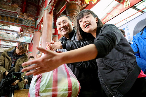 侯友宜義賣高麗菜  1500顆兩小時搶購一空