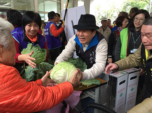 新北議員搶辦捐發票換高麗菜　民眾熱情響應