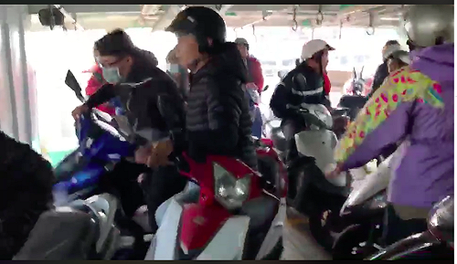 「以船撞船」讓故障渡輪入港　 70多名旗津民眾痛斥草菅人命