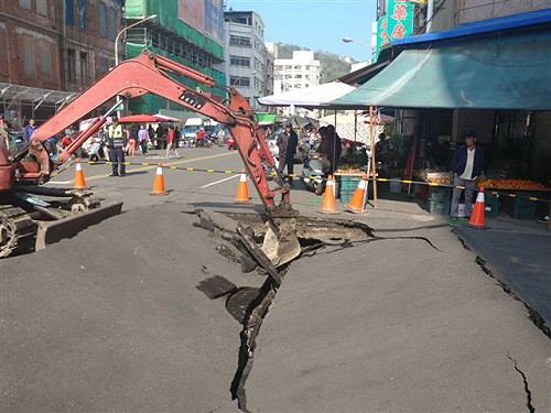 雨水箱涵頂板破損  高市路基塌陷