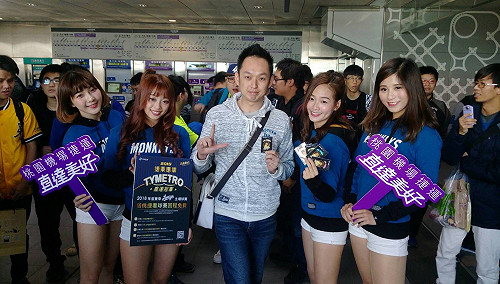 LamiGirls球衣車廂上量血壓 　搭機結看棒球還送回程票