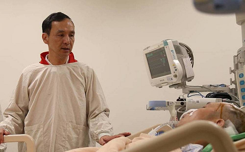 重機撞臨檢點3警傷 朱立倫到院慰問