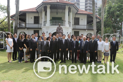 紀念國父逝世93週年 駐星代表獻花致敬