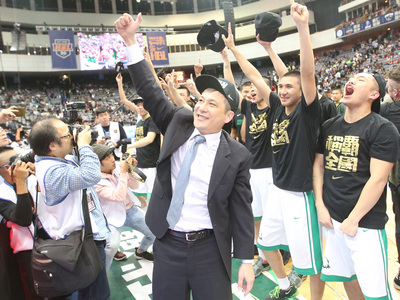 松山HBL封王　黃萬隆開心拉弓慶祝