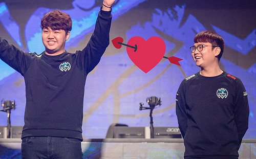 《英雄聯盟》KZ下路組合狂放閃！GorillA總是甜蜜的盯著PraY？