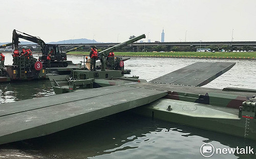 柯P視察防汛演習  國軍「變形金剛」首次現身參演