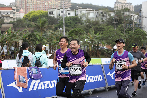 連續12年跑萬金石 侯友宜與朱立倫開心擊掌