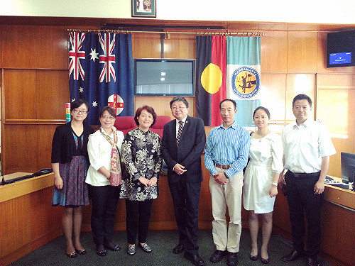 長期批評北京  華裔前澳洲議員送父骨灰返鄉遭中國遣返