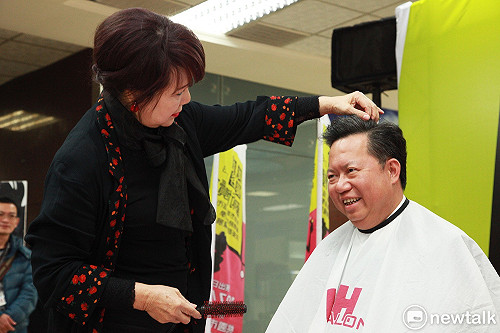 鄭文燦當model變髮  支持技職教育