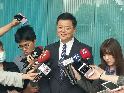 政見說清楚 周錫瑋不排斥與綠參選人同台辯論