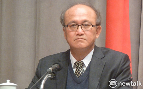 管中閔被爆任公職兼職寫專欄 教育部 : 請台大說明