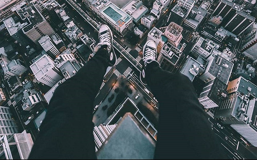 玩命極限攝影！３男攀新北市逾40樓高大橋塔柱