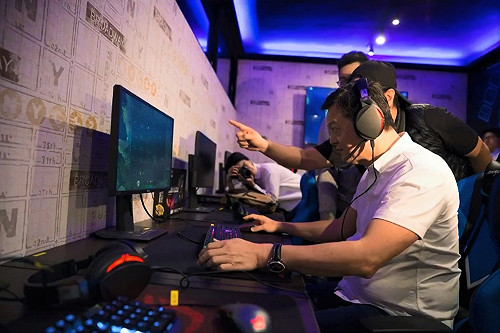 搶年輕選票！周錫瑋帶電競隊去上海比賽