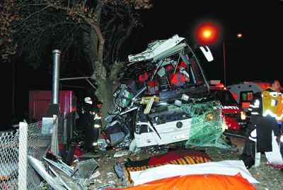 土耳其巴士超載車禍 14人座超載50人釀17死