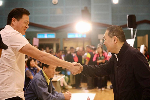 新莊政見會周侯君子握 侯友宜宣示育老政策