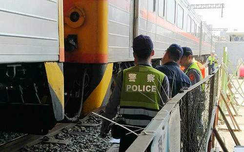 快訊》台鐵疑撞上路人釀事故 鳳山=高雄單線行車