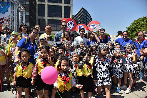 鶯歌陶瓷嘉年華熱鬧滾滾  朱立倫率百組變裝踩街