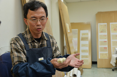 外交官轉國史館裱褙師  埋首16年救檔案