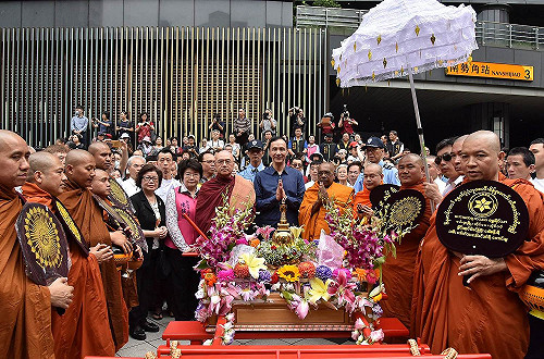 釋迦佛陀真身舍利中和繞境　朱立倫迎奉祈福