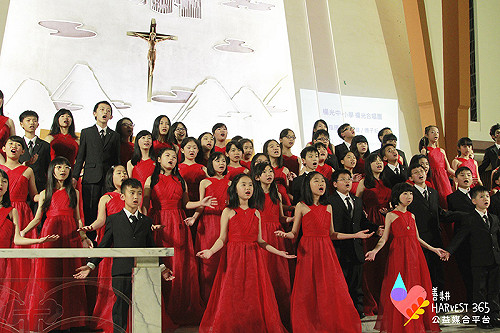 快樂天堂全新詮釋！小嫻攜手300位偏鄉孩同聲高唱