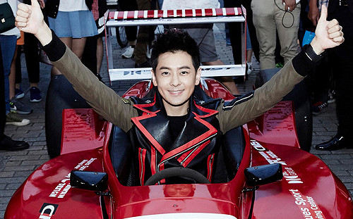 簽唱會響嗨又拉風 林志穎紅色方程式賽車會粉絲
