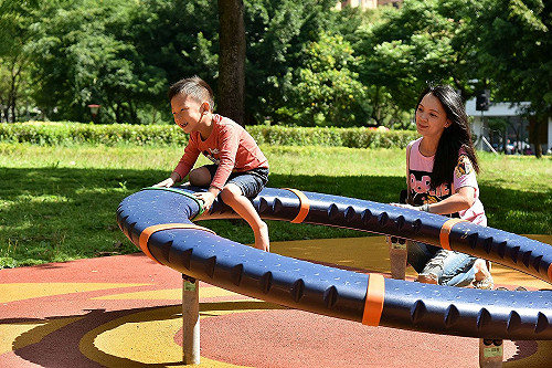 樹蔭下玩甲蟲？龍學公園大型甲蟲遊具可爬可休息