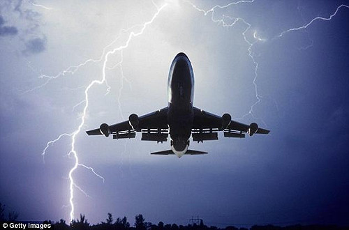 臉書直播客機發動機爆炸迫降 男子挨批自私