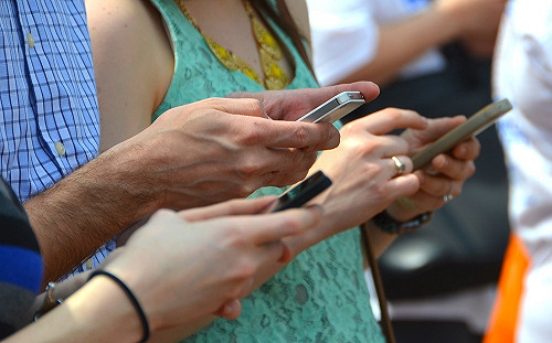 低頭族恐佈傷害》眼科醫師：手機滑太久真的會瞎！