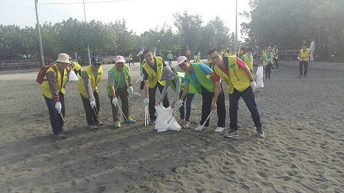響應世界地球日！動員五百人淨灘又掃街
