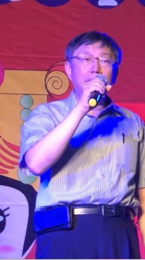 柯黑遊行後黃承國陪柯Ｐ敬酒 網友：你是內應嗎？