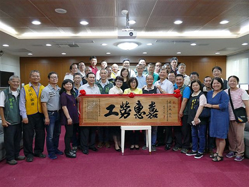 維持國民旅遊卡補助   勞團贈匾康裕成