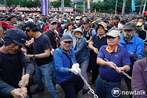 反年改團體抗爭暴力脫序！ 警方舉牌警告、霹靂小組出動