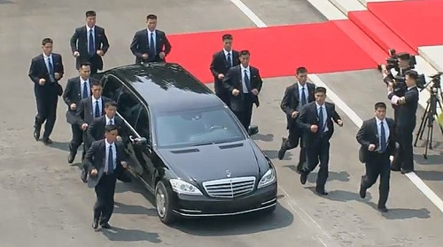 菁英防護！ 金正恩轎車人牆護送