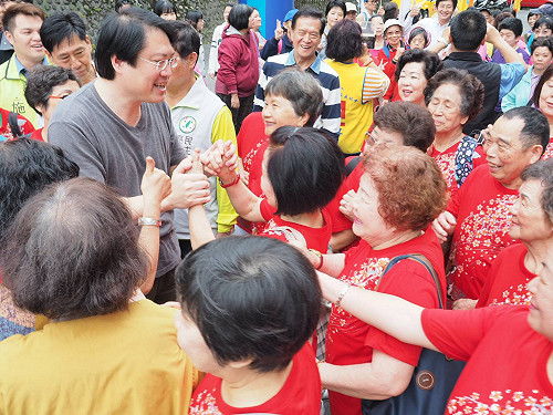 好天氣！全民健走在基隆 婆婆媽媽全圍著他