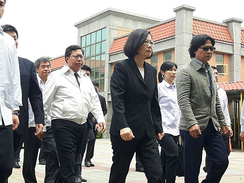 敬鵬惡火 政院：盡快補足消防員裝備與人力