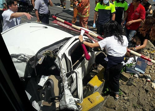 快訊》110次普悠瑪撞轎車駕駛送醫！旅客改由1164車次接駁