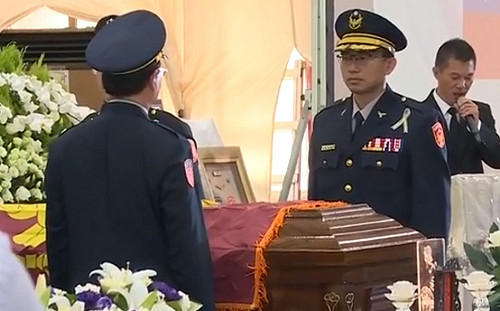 國道殉職2警公祭 追頒3等楷模獎章.棺木蓋國旗.入祀忠烈祠